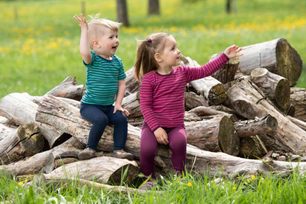 Une gamme bébé et enfant de vêtements en laine et soie de Engel Natur. Pour un achat raisonné et éthique qui tiendra chaud à votre enfant. Des combinaisons, pull et pantalon vous attendent sur la boutique du portage suisse
