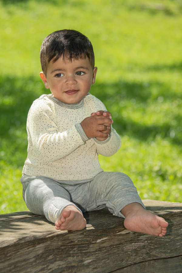 Une gamme bébé et enfant de vêtements en laine et soie de Engel Natur. Pour un achat raisonné et éthique qui tiendra chaud à votre enfant. Des combinaisons, pull et pantalon, body vous attendent sur la boutique du portage suisse