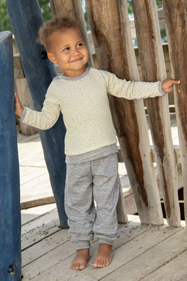 Une gamme bébé et enfant de vêtements en laine et soie de Engel Natur. Pour un achat raisonné et éthique qui tiendra chaud à votre enfant. Des combinaisons, pull et pantalon, body vous attendent sur la boutique du portage suisse