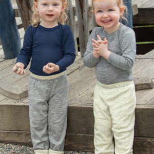 Une gamme bébé et enfant de vêtements en laine et soie de Engel Natur. Pour un achat raisonné et éthique qui tiendra chaud à votre enfant. Des combinaisons, pull et pantalon, body vous attendent sur la boutique du portage suisse