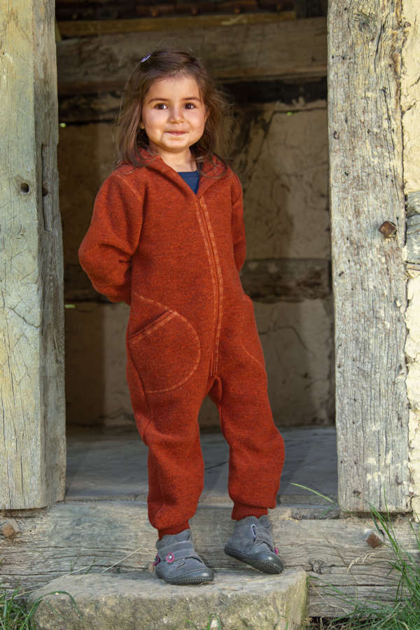 Une gamme bébé et enfant de vêtements en laine et soie de Engel Natur. Pour un achat raisonné et éthique qui tiendra chaud à votre enfant. Des combinaisons, pull et pantalon, body vous attendent sur la boutique du portage suisse