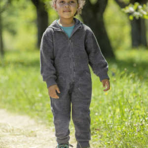 Une gamme bébé et enfant de vêtements en laine et soie de Engel Natur. Pour un achat raisonné et éthique qui tiendra chaud à votre enfant. Des combinaisons, pull et pantalon, body vous attendent sur la boutique du portage suisse