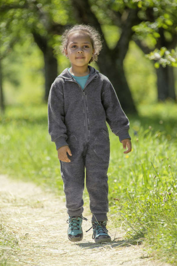 Une gamme bébé et enfant de vêtements en laine et soie de Engel Natur. Pour un achat raisonné et éthique qui tiendra chaud à votre enfant. Des combinaisons, pull et pantalon, body vous attendent sur la boutique du portage suisse