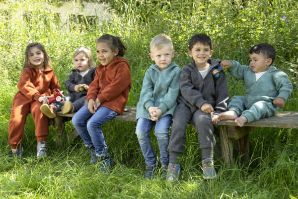 Une gamme bébé et enfant de vêtements en laine et soie de Engel Natur. Pour un achat raisonné et éthique qui tiendra chaud à votre enfant. Des combinaisons, pull et pantalon, body vous attendent sur la boutique du portage suisse