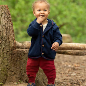 Une gamme bébé et enfant de vêtements en laine et soie de Engel Natur. Pour un achat raisonné et éthique qui tiendra chaud à votre enfant. Des combinaisons, pull et pantalon, body vous attendent sur la boutique du portage suisse