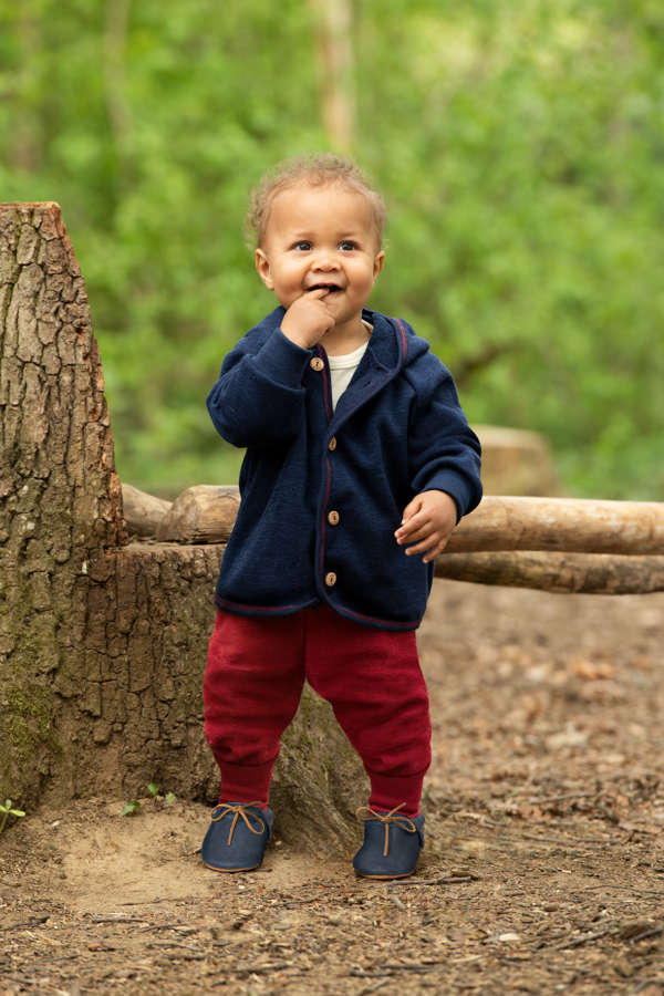 Une gamme bébé et enfant de vêtements en laine et soie de Engel Natur. Pour un achat raisonné et éthique qui tiendra chaud à votre enfant. Des combinaisons, pull et pantalon, body vous attendent sur la boutique du portage suisse