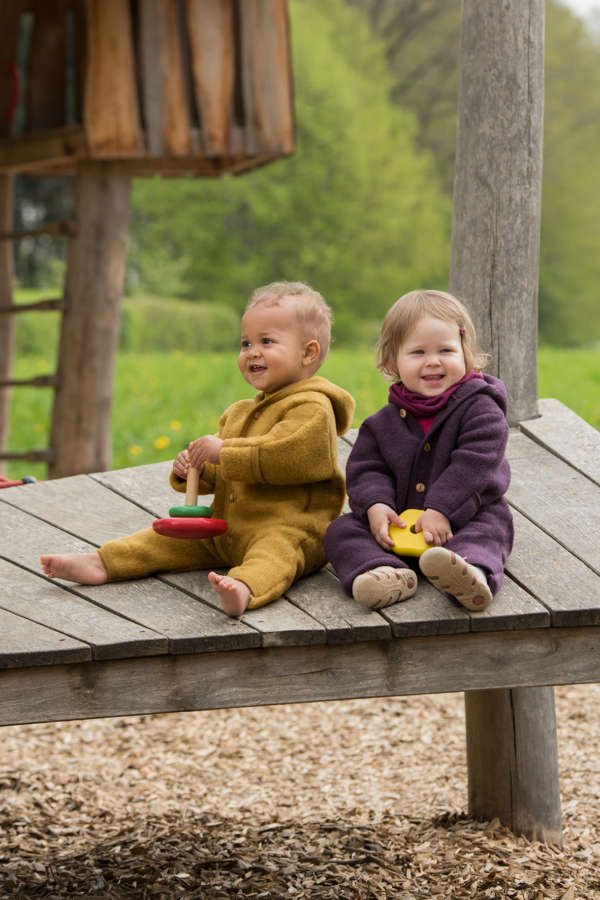 Une gamme bébé et enfant de vêtements en laine et soie de Engel Natur. Pour un achat raisonné et éthique qui tiendra chaud à votre enfant. Des combinaisons, pull et pantalon, body vous attendent sur la boutique du portage suisse