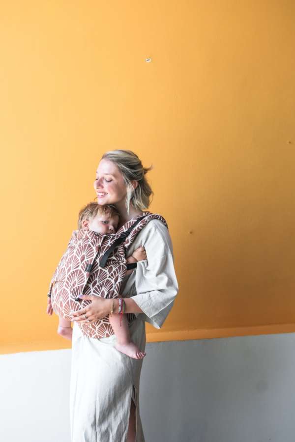Un porte bébé pour les nouveau né. Dès la naissance porter facilement votre bébé de façon physiologique. Aussi disponible en mei tai à boucle. Acheter en Suisse Nekoslings