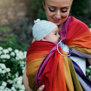 Un sling de portage pour porter votre nouveau né dès la naissance. Physiologique, posture de bebe respectée. Achat en Suisse