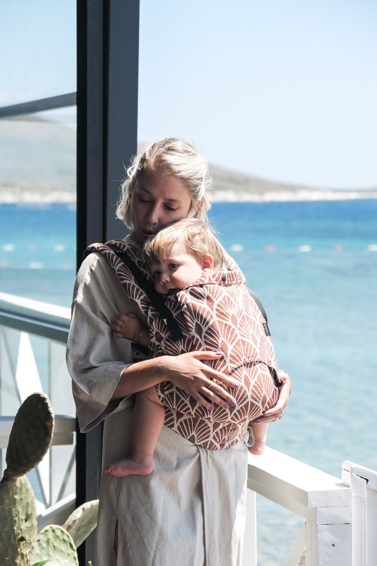 Un porte bébé pour les nouveau né. Dès la naissance porter facilement votre bébé de façon physiologique. Aussi disponible en mei tai à boucle. Acheter en Suisse Nekoslings