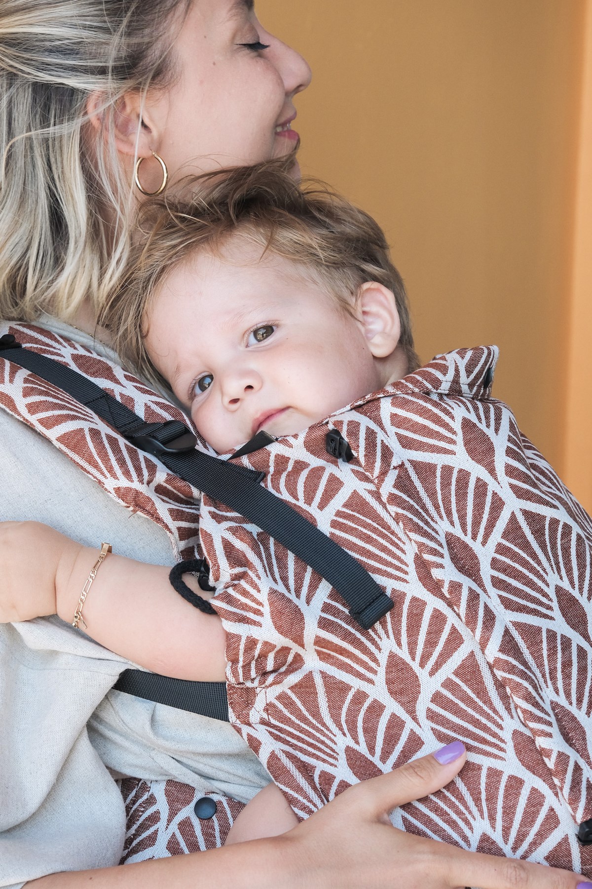 Un porte bébé pour les nouveau né. Dès la naissance porter facilement votre bébé de façon physiologique. Aussi disponible en mei tai à boucle. Acheter en Suisse Nekoslings