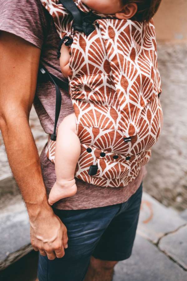 Un porte bébé pour les nouveau né. Dès la naissance porter facilement votre bébé de façon physiologique. Aussi disponible en mei tai à boucle. Acheter en Suisse Nekoslings