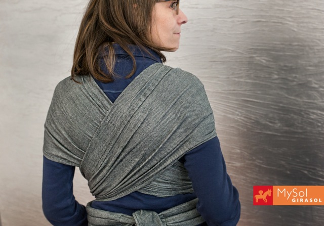 wrapmysol_mysol_mei_tei_meh_dai_porte_bébé_physiologique_nouveauné_girasol_sac_portage_ethique_biologique_boutique_suisse_fribourg (1) Wrapmysol, c'est un porte-bébé ergonomique pour porter un enfant dès la naissance de façon physiologique. En tissu équitable et biologique, retrouvez les meh dai Girasol dans la boutique jeteporte de Romont, fribourg, Vaud