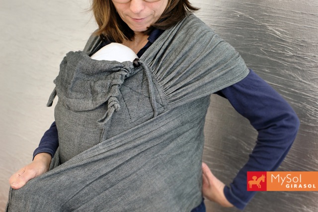 wrapmysol_mysol_mei_tei_meh_dai_porte_bébé_physiologique_nouveauné_girasol_sac_portage_ethique_biologique_boutique_suisse_fribourg (3) Wrapmysol, c'est un porte-bébé ergonomique pour porter un enfant dès la naissance de façon physiologique. En tissu équitable et biologique, retrouvez les meh dai Girasol dans la boutique jeteporte de Romont, fribourg, Vaud