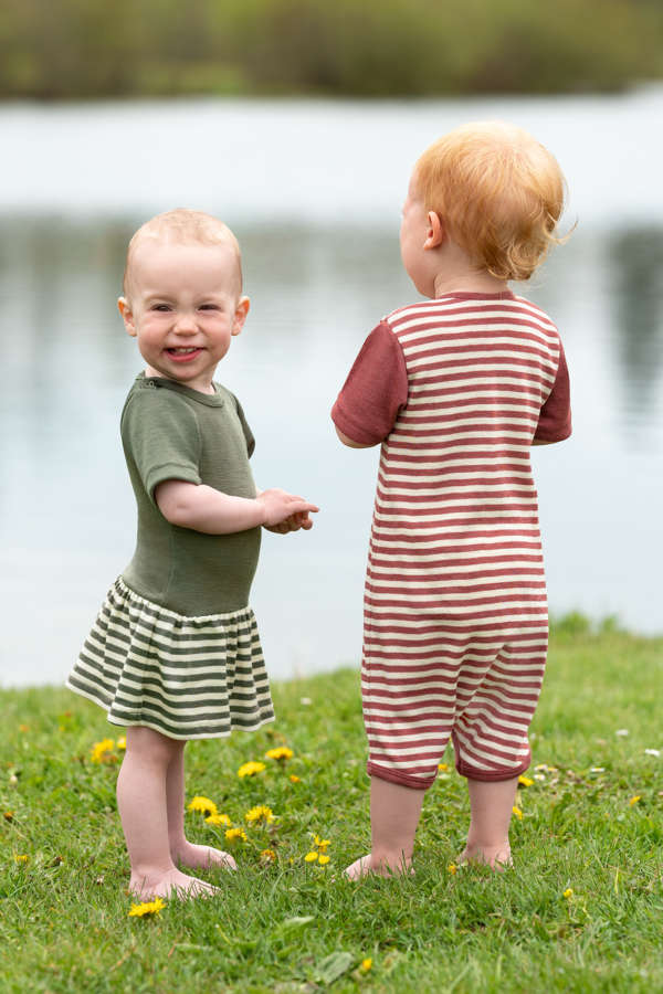 Gamme vêtement printemps et été pour bébé d'Engel. Idéal en laine et soie pour réguler la chaleur et évacuer l'humidité. Une large choix en Suisse à Romont et achat en ligne