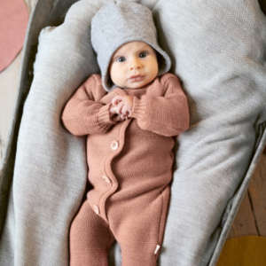 Une gamme en laine de Disana. En cadeau de naissance pour bébé. Gigoteuse, sac de couchage, couverture et combinaison overall. Une gamme pour bébé éthique et biologique. Achat en Suisse sur jeteporte, boutique.