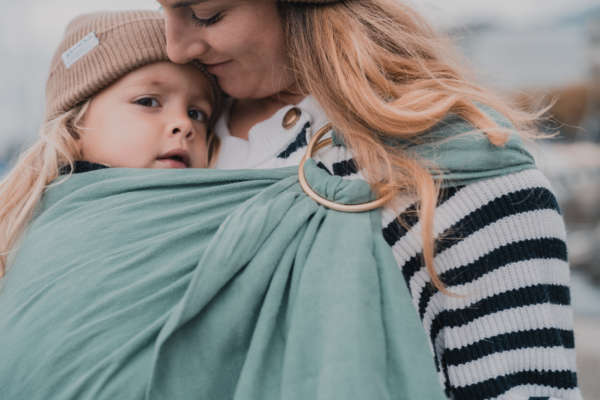Le sling de portage en lin Suisse de la marque Joli Nous. 100% lin bio européen Gots et oeko-tex, pour porter votre bébé de façon physiologique. Dès la naissance, achat en Suisse, fribourg