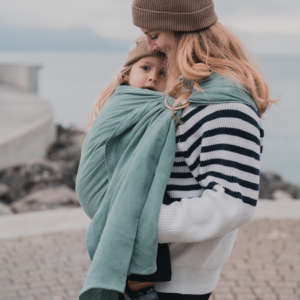 Le sling de portage en lin Suisse de la marque Joli Nous. 100% lin bio européen Gots et oeko-tex, pour porter votre bébé de façon physiologique. Dès la naissance, achat en Suisse, fribourg