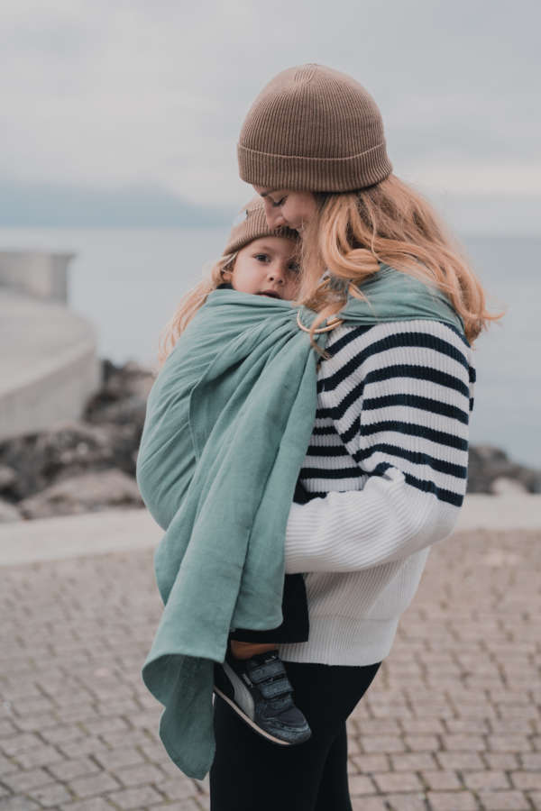 Le sling de portage en lin Suisse de la marque Joli Nous. 100% lin bio européen Gots et oeko-tex, pour porter votre bébé de façon physiologique. Dès la naissance, achat en Suisse, fribourg