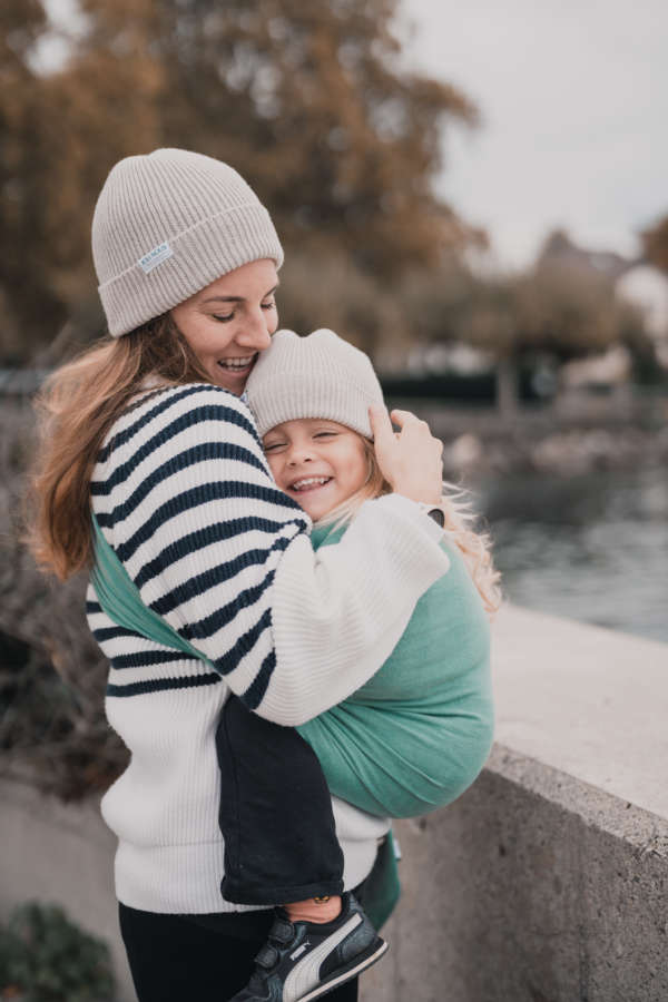 Le sling de portage en lin Suisse de la marque Joli Nous. 100% lin bio européen Gots et oeko-tex, pour porter votre bébé de façon physiologique. Dès la naissance, achat en Suisse, fribourg