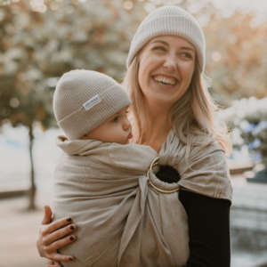 Le sling de portage en lin Suisse de la marque Joli Nous. 100% lin bio européen Gots et oeko-tex, pour porter votre bébé de façon physiologique. Dès la naissance, achat en Suisse, fribourg