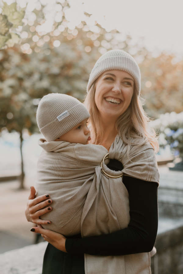 Le sling de portage en lin Suisse de la marque Joli Nous. 100% lin bio européen Gots et oeko-tex, pour porter votre bébé de façon physiologique. Dès la naissance, achat en Suisse, fribourg