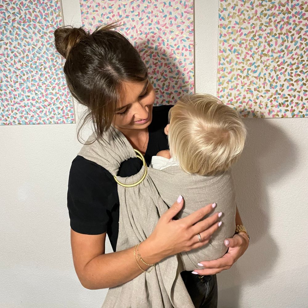 Le sling de portage en lin Suisse de la marque Joli Nous. 100% lin bio européen Gots et oeko-tex, pour porter votre bébé de façon physiologique. Dès la naissance, achat en Suisse, fribourg