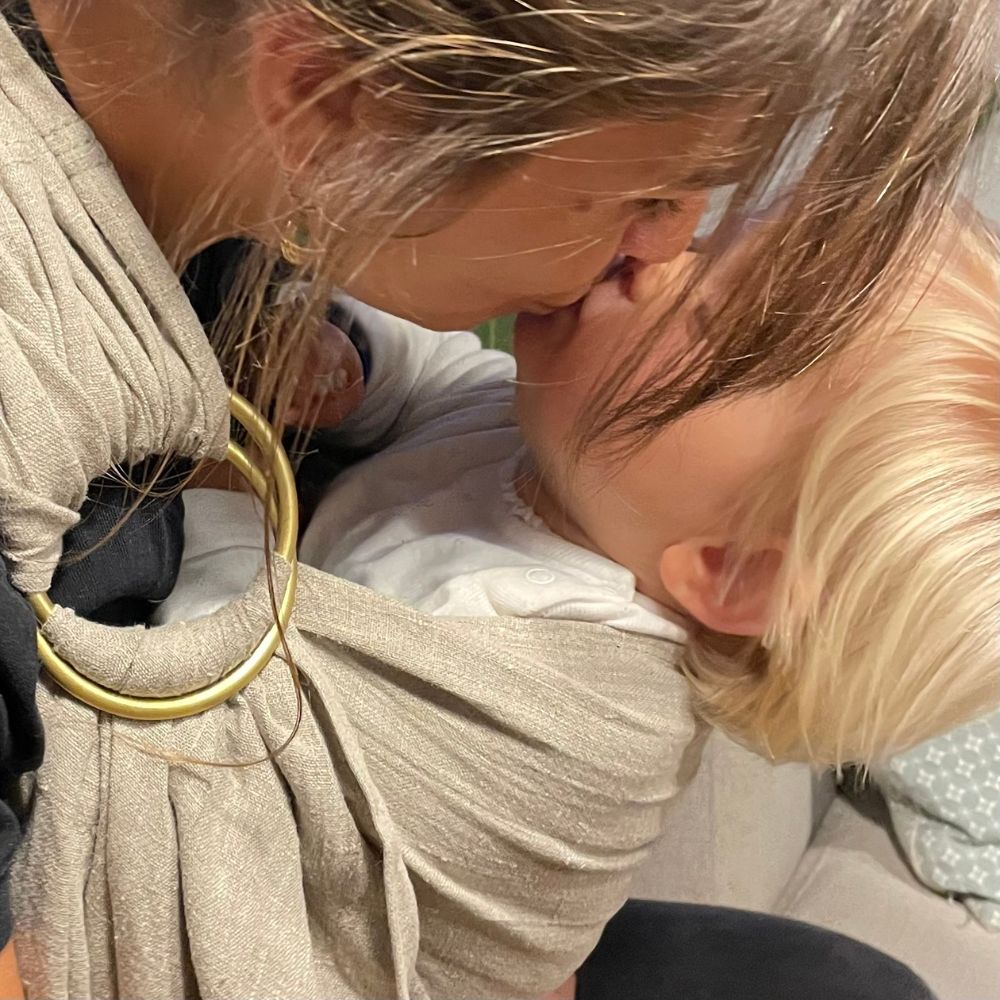 Le sling de portage en lin Suisse de la marque Joli Nous. 100% lin bio européen Gots et oeko-tex, pour porter votre bébé de façon physiologique. Dès la naissance, achat en Suisse, fribourg