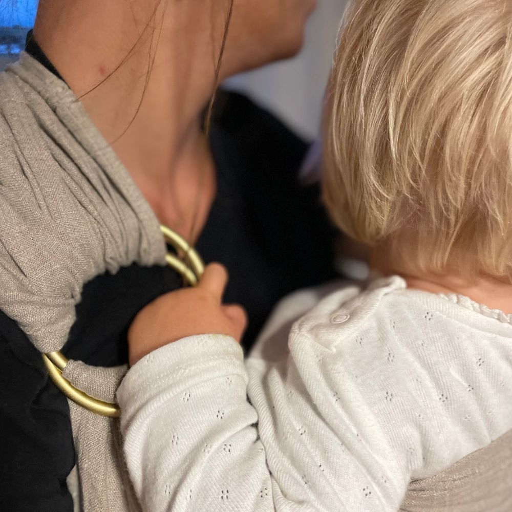 Le sling de portage en lin Suisse de la marque Joli Nous. 100% lin bio européen Gots et oeko-tex, pour porter votre bébé de façon physiologique. Dès la naissance, achat en Suisse, fribourg