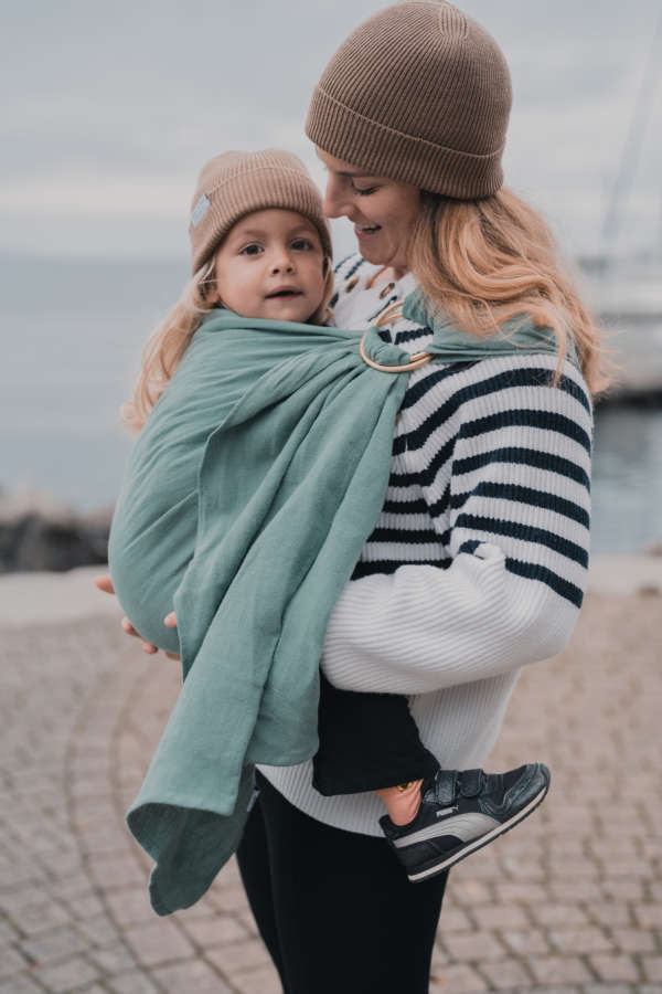 Le sling de portage en lin Suisse de la marque Joli Nous. 100% lin bio européen Gots et oeko-tex, pour porter votre bébé de façon physiologique. Dès la naissance, achat en Suisse, fribourg