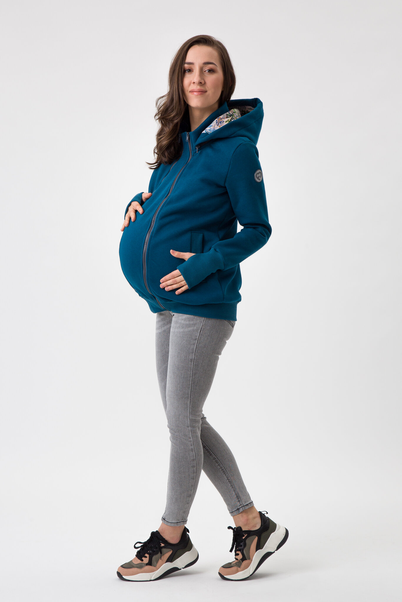 Jaquette_portage_enceinte_grossesse_maman_papa_unisex_coton_bébé_dos_devant_ventral_fun2bemum_suisse_achat (11) Une jaquette de portage pour porter votre enfant au chaud en toute saison. Avec son insert portage et de grossesse, c'est une veste 5 en 1 qui vous accompagnera de la grossesse à la marche. Pour porter au dos et en ventral. Achat en suisse. Venez tester et essayer en boutique