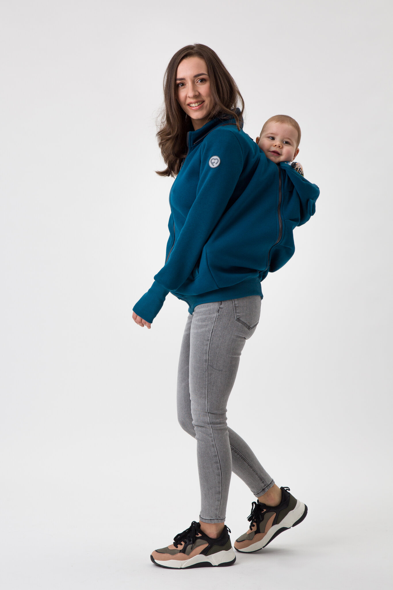 Jaquette_portage_enceinte_grossesse_maman_papa_unisex_coton_bébé_dos_devant_ventral_fun2bemum_suisse_achat (13) Une jaquette de portage pour porter votre enfant au chaud en toute saison. Avec son insert portage et de grossesse, c'est une veste 5 en 1 qui vous accompagnera de la grossesse à la marche. Pour porter au dos et en ventral. Achat en suisse. Venez tester et essayer en boutique