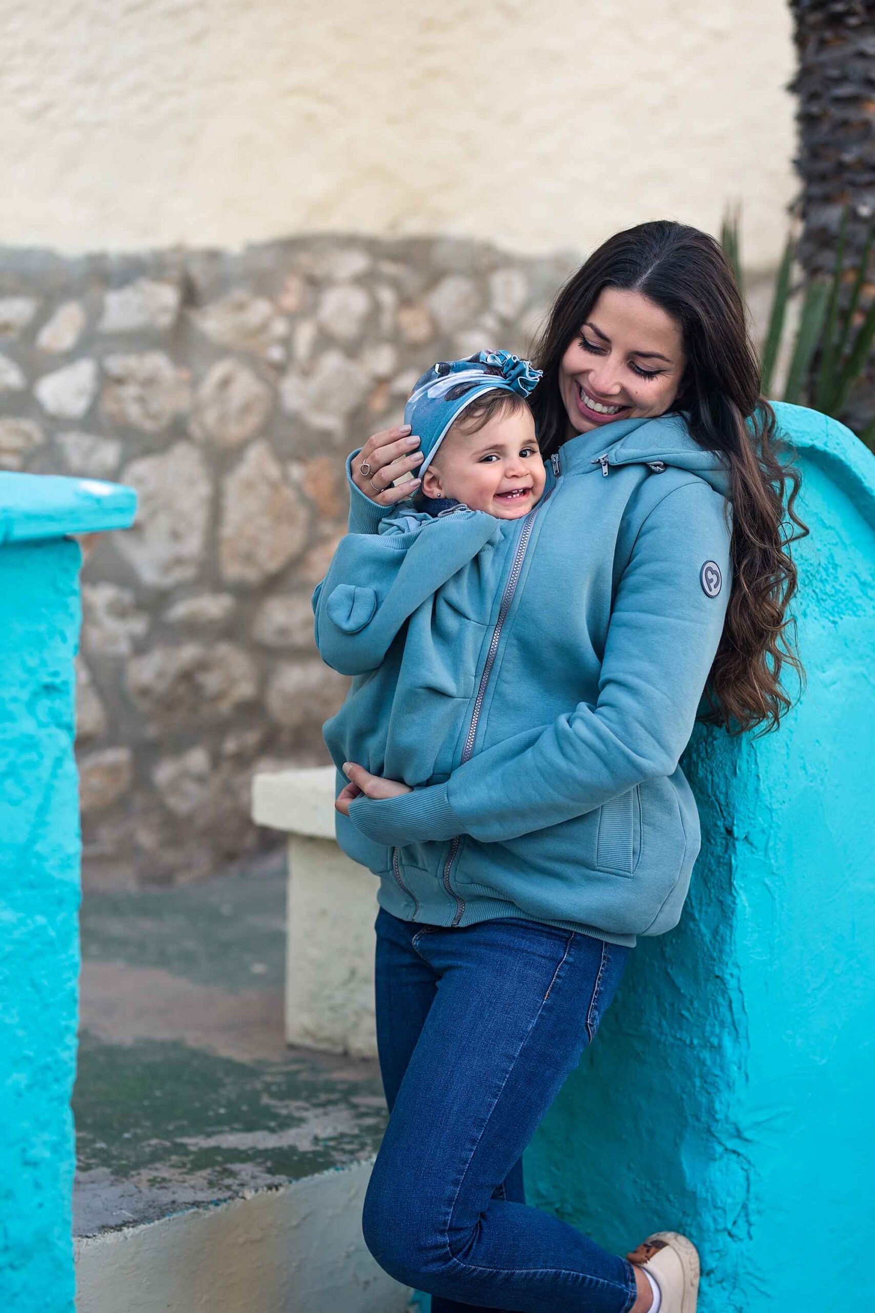 Jaquette_portage_enceinte_grossesse_maman_papa_unisex_coton_bébé_dos_devant_ventral_fun2bemum_suisse_achat (18) Une jaquette de portage pour porter votre enfant au chaud en toute saison. Avec son insert portage et de grossesse, c'est une veste 5 en 1 qui vous accompagnera de la grossesse à la marche. Pour porter au dos et en ventral. Achat en suisse. Venez tester et essayer en boutique