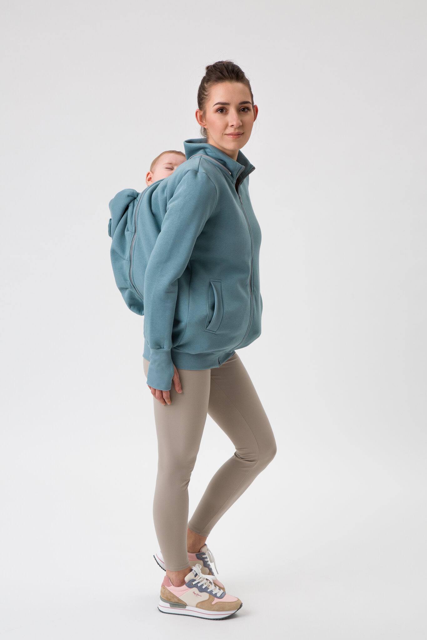 Jaquette_portage_enceinte_grossesse_maman_papa_unisex_coton_bébé_dos_devant_ventral_fun2bemum_suisse_achat (5) Une jaquette de portage pour porter votre enfant au chaud en toute saison. Avec son insert portage et de grossesse, c'est une veste 5 en 1 qui vous accompagnera de la grossesse à la marche. Pour porter au dos et en ventral. Achat en suisse. Venez tester et essayer en boutique