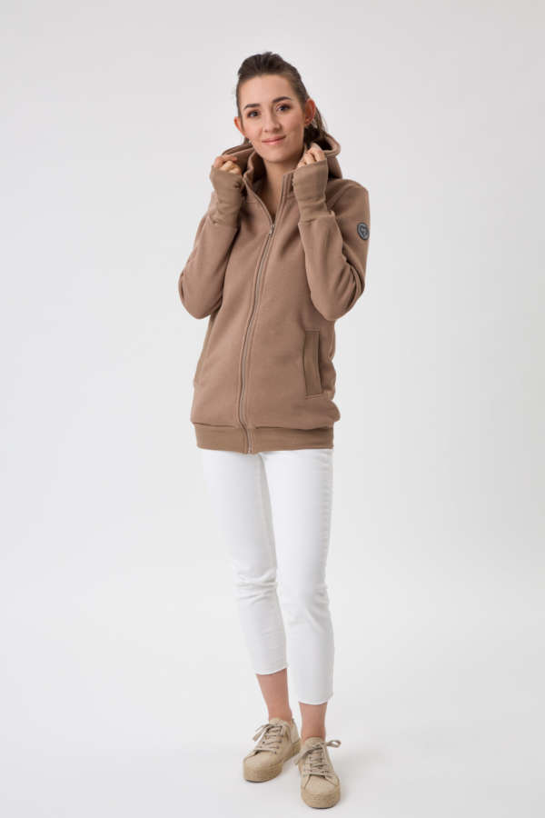 Une jaquette de portage pour porter votre enfant au chaud en toute saison. Avec son insert portage et de grossesse, c'est une veste 5 en 1 qui vous accompagnera de la grossesse à la marche. Pour porter au dos et en ventral. Achat en suisse. Venez tester et essayer en boutique