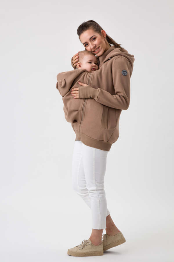 Une jaquette de portage pour porter votre enfant au chaud en toute saison. Avec son insert portage et de grossesse, c'est une veste 5 en 1 qui vous accompagnera de la grossesse à la marche. Pour porter au dos et en ventral. Achat en suisse. Venez tester et essayer en boutique