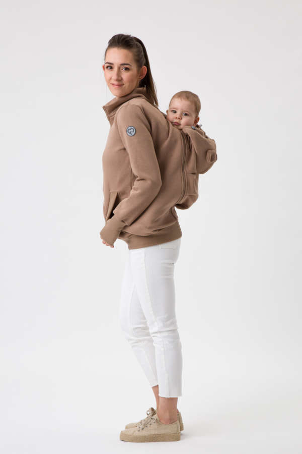 Une jaquette de portage pour porter votre enfant au chaud en toute saison. Avec son insert portage et de grossesse, c'est une veste 5 en 1 qui vous accompagnera de la grossesse à la marche. Pour porter au dos et en ventral. Achat en suisse. Venez tester et essayer en boutique
