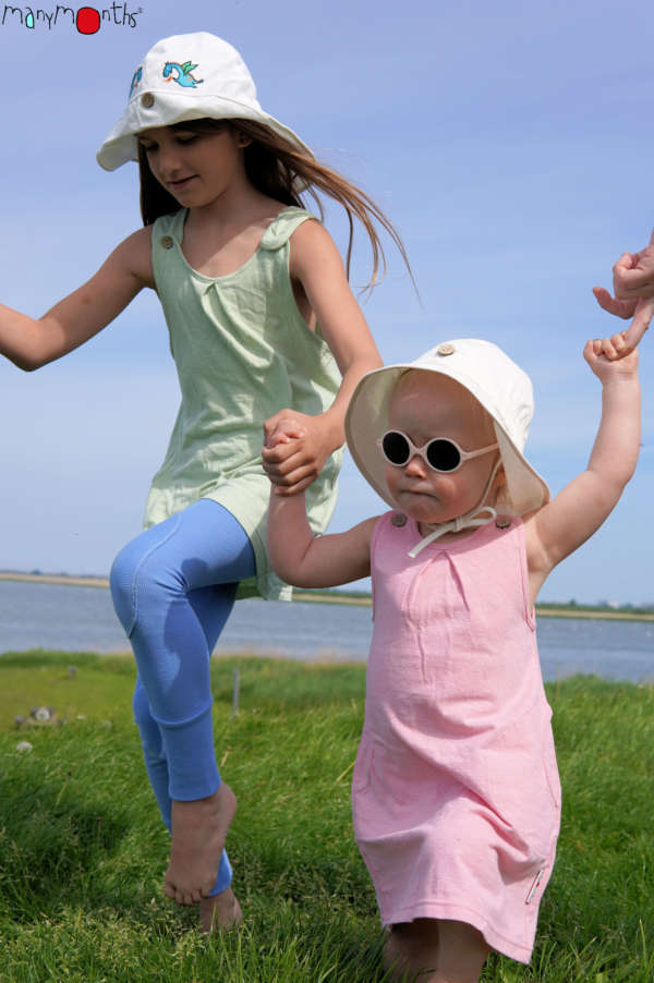 Chapeau anti UV naturel de Manymonths! Grâce au chanvre, votre bébé sera protéger du soleil avec la protection nuque et visage! Taille enfant et bébé, dès la naissance. Livraison en Suisse