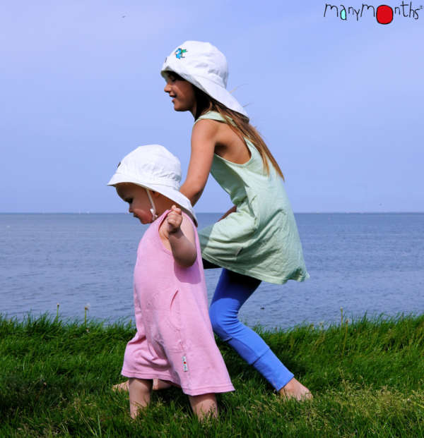 Chapeau anti UV naturel de Manymonths! Grâce au chanvre, votre bébé sera protéger du soleil avec la protection nuque et visage! Taille enfant et bébé, dès la naissance. Livraison en Suisse