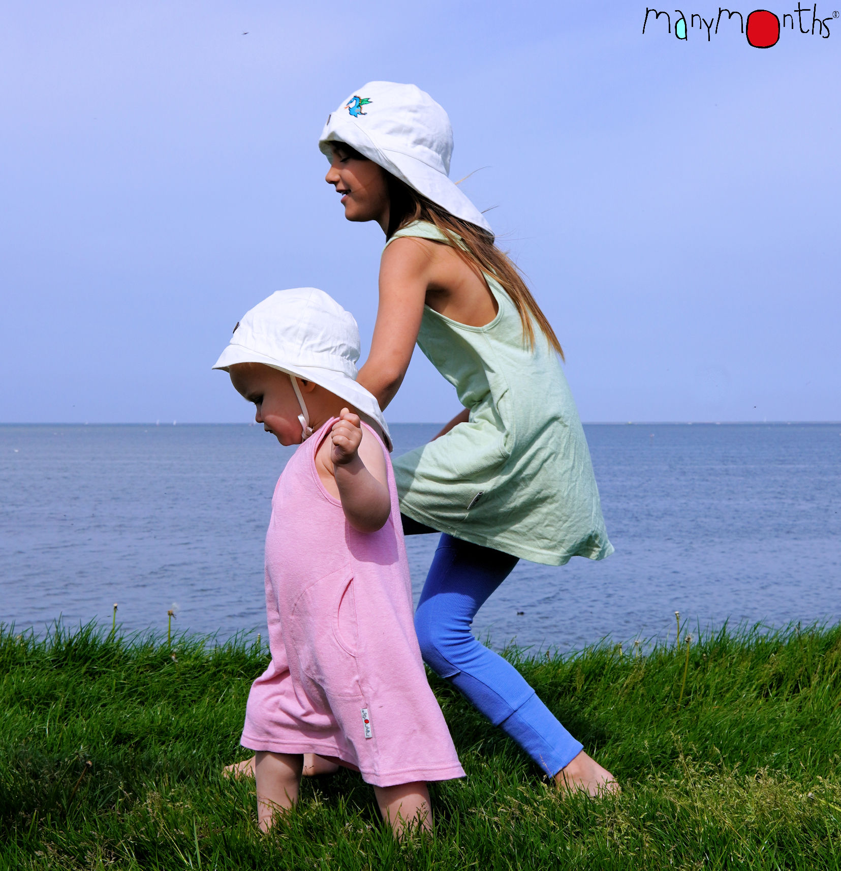 ManyMonths_chapeaux_chanvre_ajustable_évolutifs_hempie_uv_suisse_achat_bébé_enfant_été_soleil_chaud (15) Chapeau anti UV naturel de Manymonths! Grâce au chanvre, votre bébé sera protéger du soleil avec la protection nuque et visage! Taille enfant et bébé, dès la naissance. Livraison en Suisse