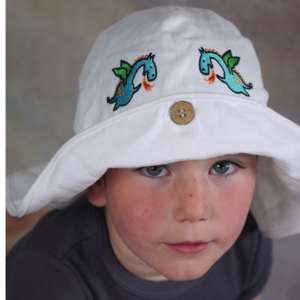 Chapeau anti UV naturel de Manymonths! Grâce au chanvre, votre bébé sera protéger du soleil avec la protection nuque et visage! Taille enfant et bébé, dès la naissance. Livraison en Suisse