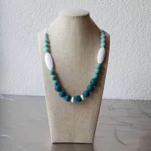 Le collier d'allaitement et de portage pour accompagner votre bébé. Soulage les dents et gencives douloureuses.
