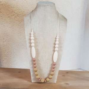 Le collier d'allaitement et de portage pour accompagner votre bébé. Soulage les dents et gencives douloureuses.