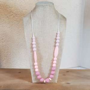 Le collier d'allaitement et de portage pour accompagner votre bébé. Soulage les dents et gencives douloureuses.