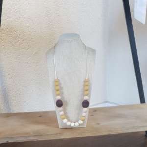 Le collier d'allaitement et de portage pour accompagner votre bébé. Soulage les dents et gencives douloureuses.