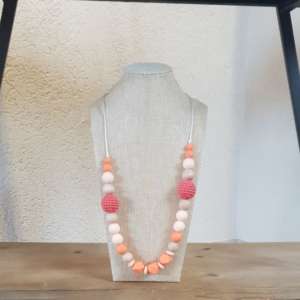 Le collier d'allaitement et de portage pour accompagner votre bébé. Soulage les dents et gencives douloureuses.