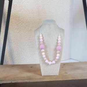 Le collier d'allaitement et de portage pour accompagner votre bébé. Soulage les dents et gencives douloureuses.