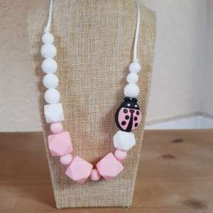 Le collier d'allaitement et de portage pour accompagner votre bébé. Soulage les dents et gencives douloureuses.