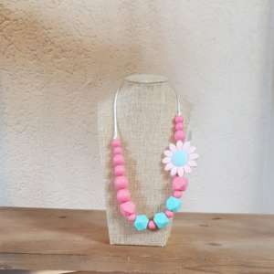 Le collier d'allaitement et de portage pour accompagner votre bébé. Soulage les dents et gencives douloureuses.