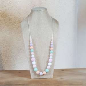 Le collier d'allaitement et de portage pour accompagner votre bébé. Soulage les dents et gencives douloureuses.
